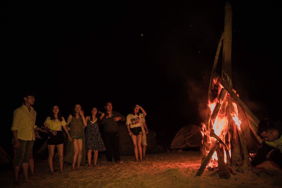 Du khách trải nghiệm đốt lửa trại tại bãi biển Nhơn Hải