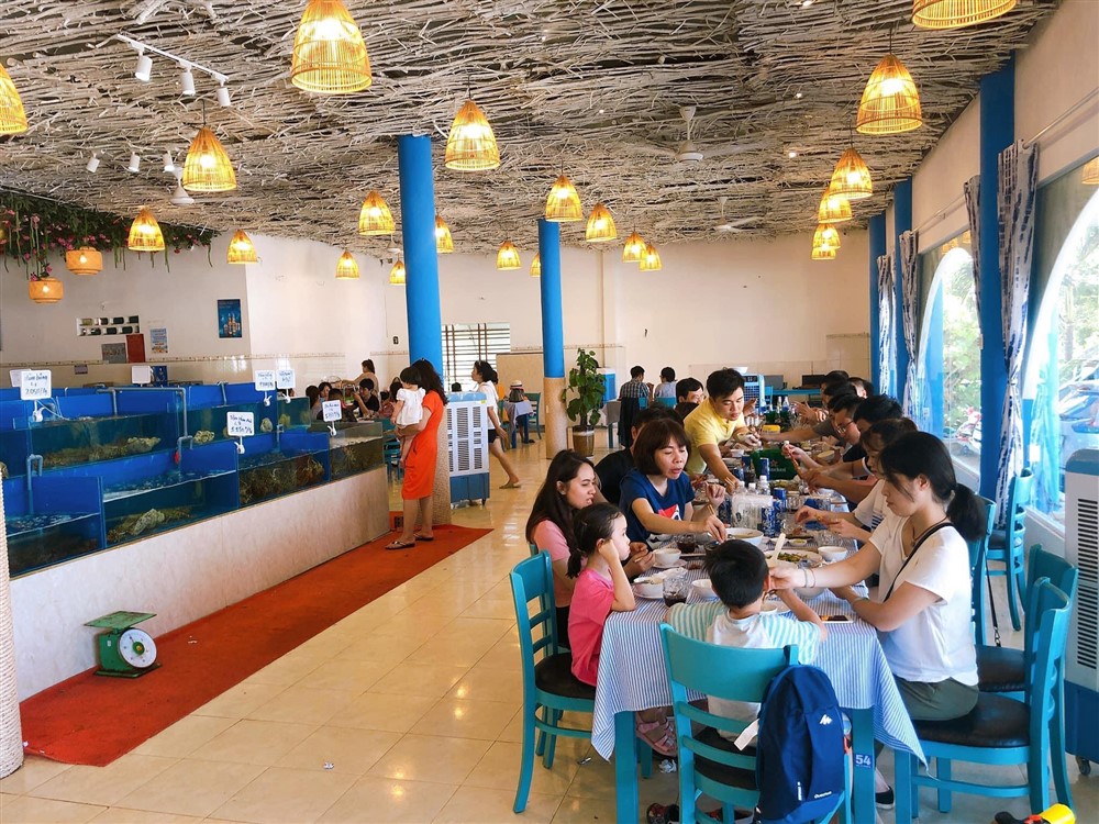 Bế chứa hải sản lớn tại nhà hàng Leng Keng Eo Gió - Nhơn Lý