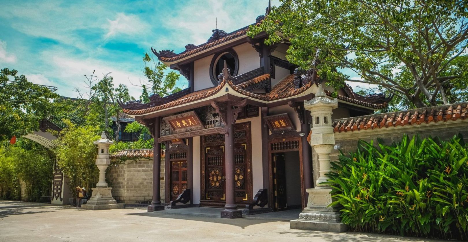 Cổng tam quan của chùa Thiên Hưng Bình Định là một trong những điểm nổi bật đầu tiên mà du khách sẽ bắt gặp khi đến tham quan ngôi chùa này