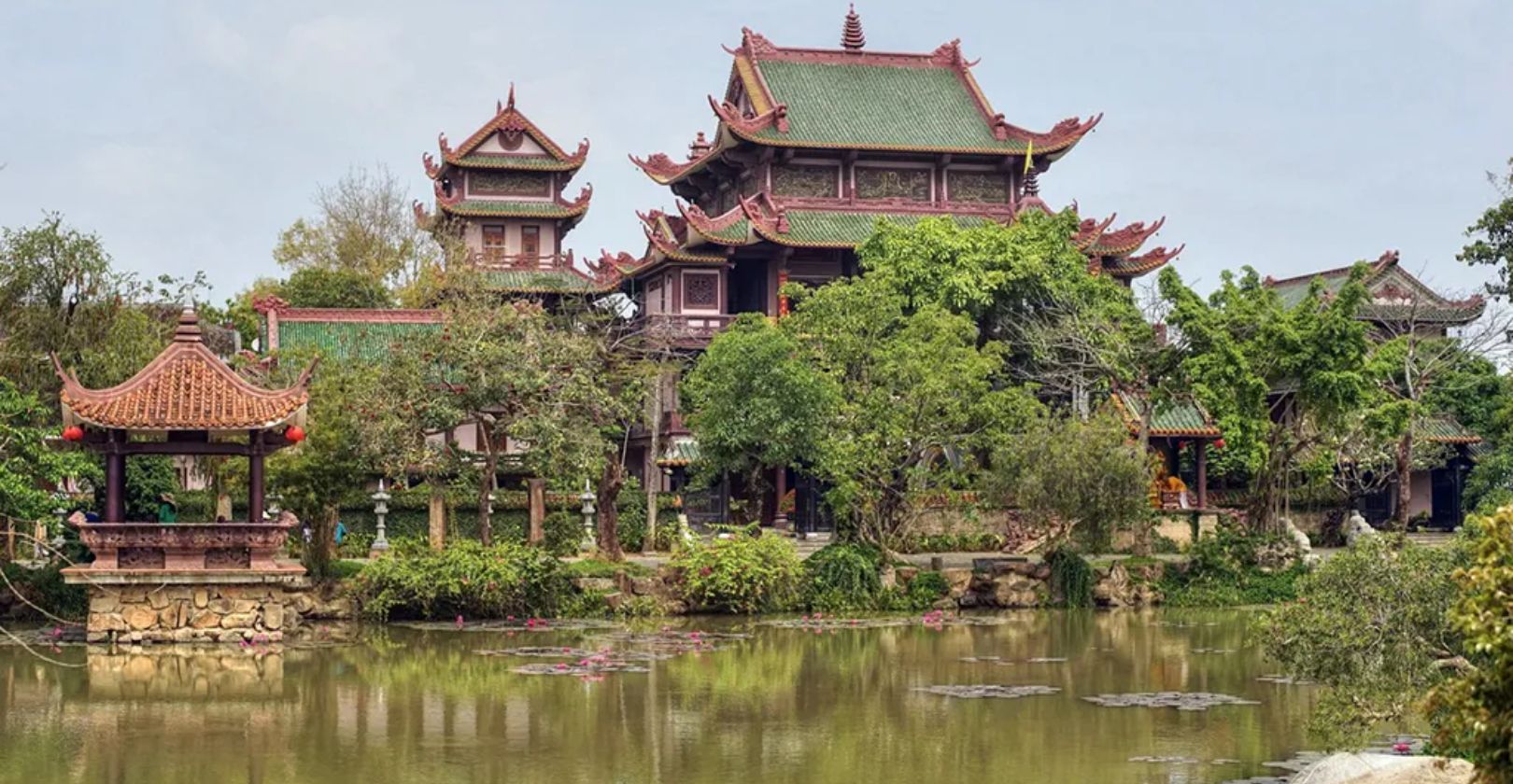 Một trong những điều đặc biệt khi đến chùa Thiên Hưng Bình Định là không gian rộng lớn, thoáng đãng và đầy yên bình.