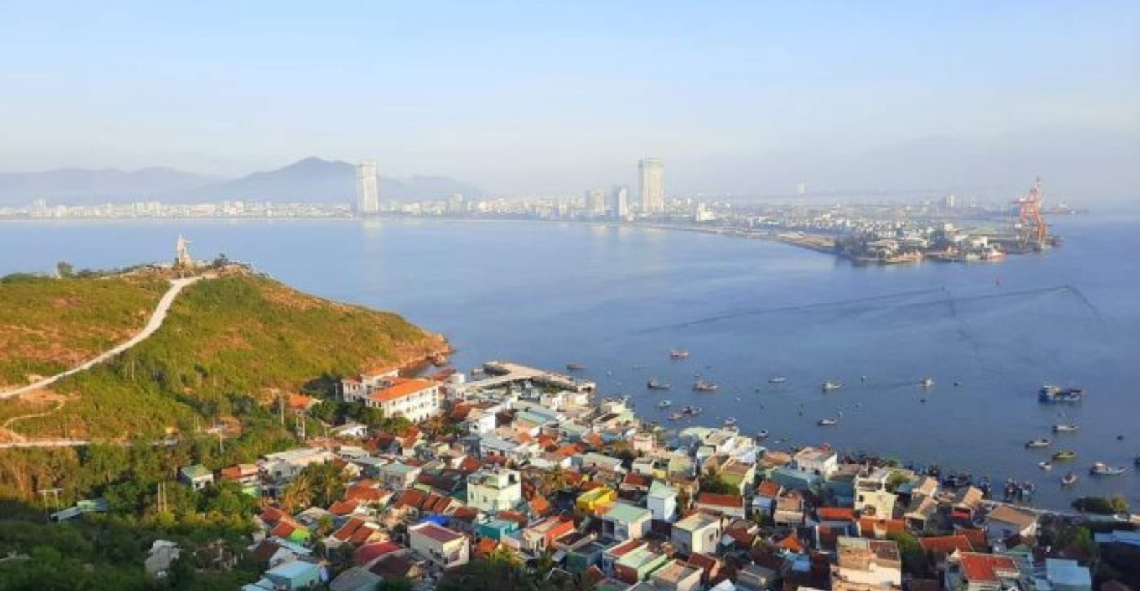 Khung cảnh buổi sáng với ánh nắng dịu nhẹ chiếu xuống mặt biển và tiếng sóng vỗ rì rào sẽ giúp bạn xua tan đi mọi mệt mỏi.