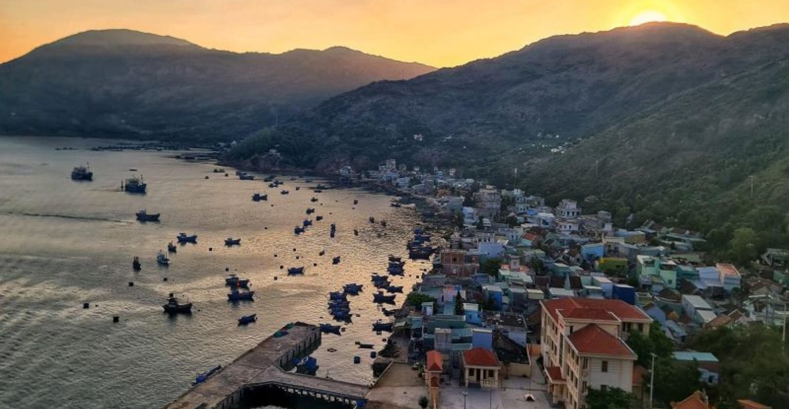 Để đến được Làng chài Hải Minh Quy Nhơn, bạn cần di chuyển từ trung tâm thành phố Quy Nhơn ra cửa Hàm Tử