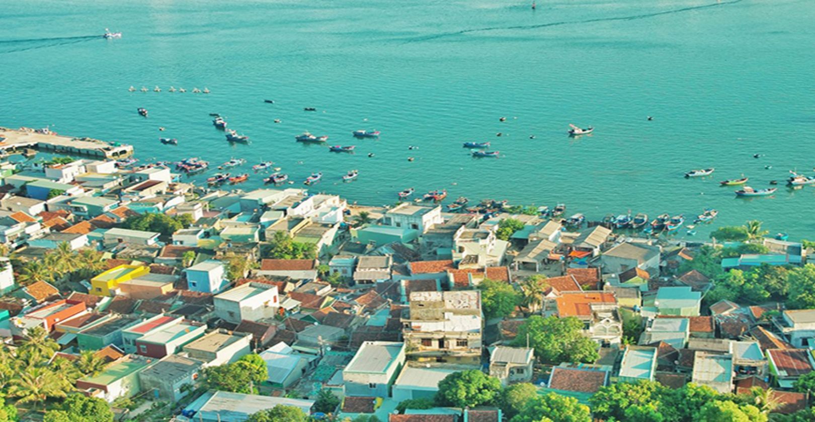 Làng chài nhỏ xinh, dân cư sinh sống chủ yếu nhờ nghề biển, là nơi du khách tìm đến