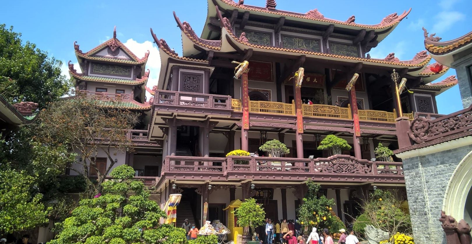 Chánh điện của chùa Thiên Hưng là nơi thờ cúng các vị Phật, Bồ Tát và là nơi diễn ra các buổi lễ Phật giáo