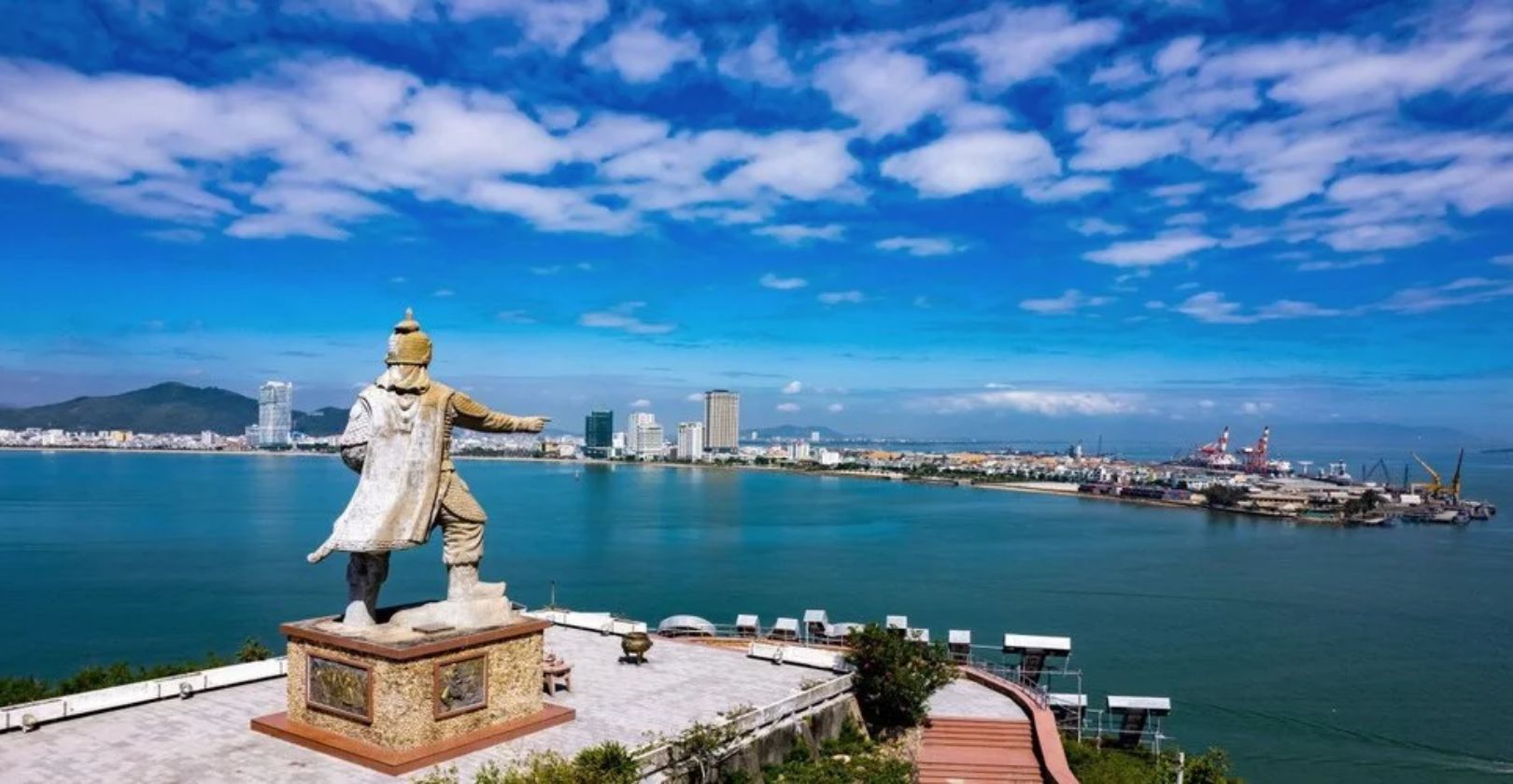 Làng chài Hải Minh còn nổi tiếng với tượng đài Trần Hưng Đạo, một biểu tượng kiên cường của dân tộc Việt Nam.