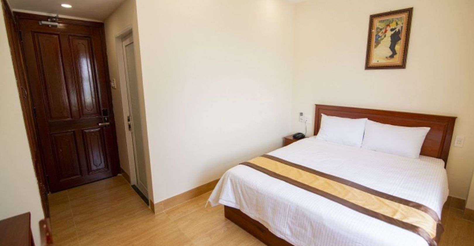 Cách bãi tắm Quy Nhơn chỉ 70m, Green Hotel là một trong những khách sạn 2 sao Quy Nhơn được du khách yêu thích