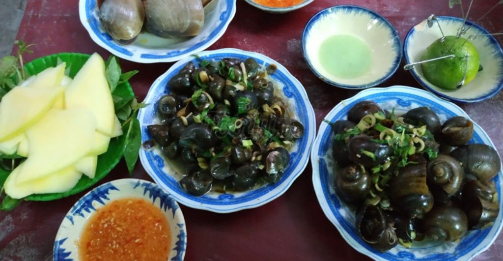 Quán nổi bật với các món ốc bươu, ốc len, sò lông, và nghêu, được chế biến tươi ngon và đậm đà